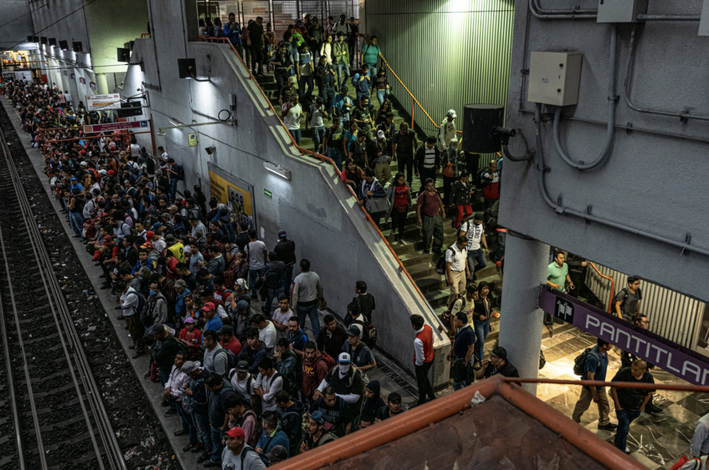 Personas aglomeradas en el metro de la ciudad de México el pasado mes