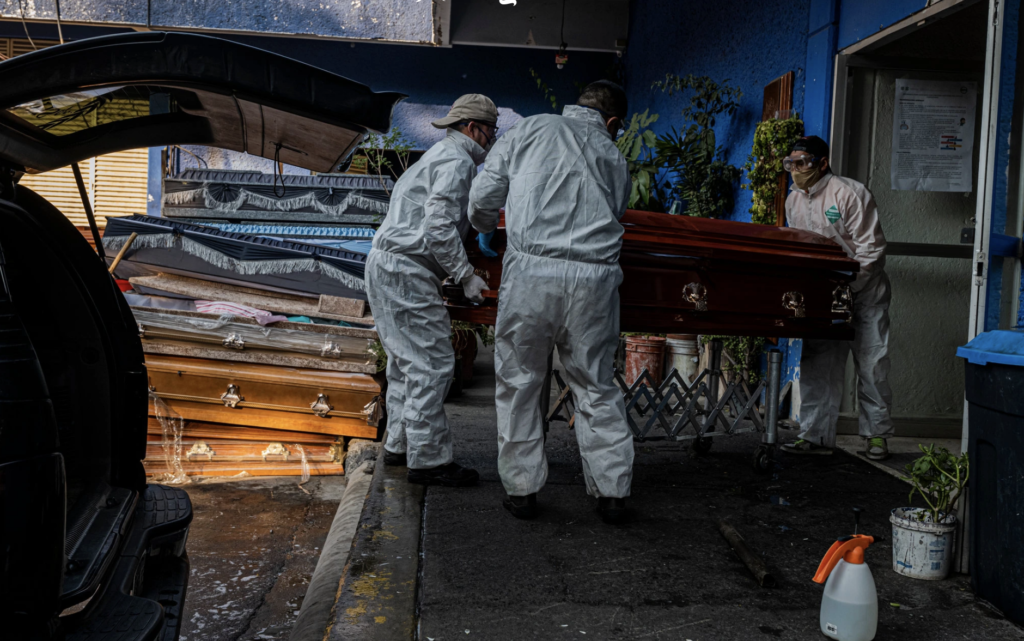 Trbajadores del crematorio de Xilotepec - llevando a una victima de covid para ser cremada este viernes